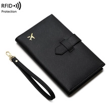 Detailansicht der RFID Leder-Reisetasche mit Handschlaufe und goldener Flugzeugverzierung