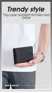 Männliches Modell mit einer schwarzen Echtleder-Brieftasche inklusive integrierter Geldklammer