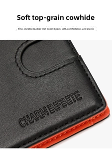 Detail aus schwarzem Kieselleder-Portemonnaie mit orangefarbener Kante und Logo-Prägung
