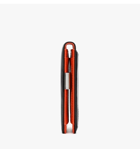 Detalle de billetera RFID de cuero negro con forro naranja y clip metálico para billetes