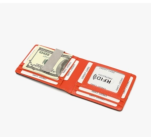 Detail der orangefarbenen Lederbörse mit RFID-Schutz und Metall-Geldklammer
