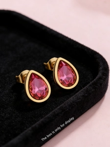 Macro detail van 18k goud vergulde druppel oorbellen met roze zirkonia stenen