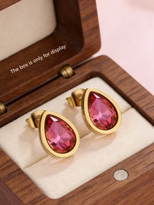 Macro-detail van roze druppelvormige zirkonia oorbellen met 18k gouden plating