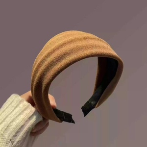 Serre-tête large en éponge marron avec texture ondulée et finition mate pour femmes