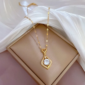 Gold-plated teardrop necklace with clear zircon centerpiece on sequin disc chain