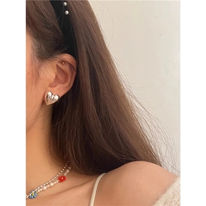 Orecchini a lobo a cuore in argento lucido da donna con collana di perle floreale