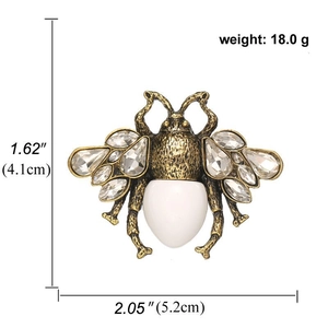 Detailed view of vintage bee brooch with measurements 5.2cm x 4.1cm and 18g weight