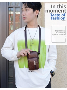Détail d'un petit sac bandoulière marron en similicuir pour homme sous lumière naturelle