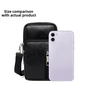 Comparaison de taille d'une sacoche de téléphone en cuir PU avec un smartphone