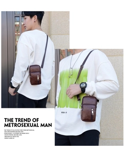 Petit sac bandoulière marron en similicuir pour homme porté dans un style décontracté