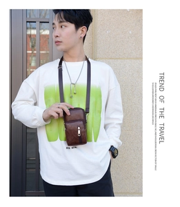 Détail d'un petit sac bandoulière marron en cuir PU texturé avec sangle ajustable