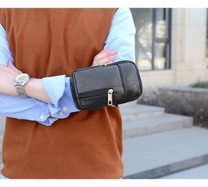 Détail d'une pochette de téléphone en cuir PU noir avec texture et fermetures éclair dorées