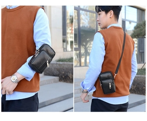 Détail de la sacoche bandoulière en cuir PU noir avec compartiments zippés multiples