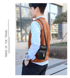 Détail du petit sac bandoulière en cuir PU noir pour homme avec compartiments zippés