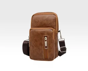 Détail du sac bandoulière en cuir PU marron avec motif litchi et multiples fermetures