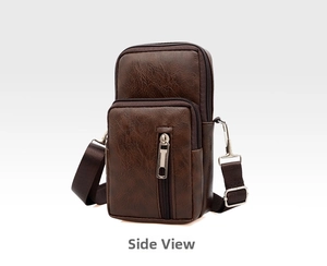 Détail de la pochette bandoulière en cuir marron avec double fermeture et boucle argent
