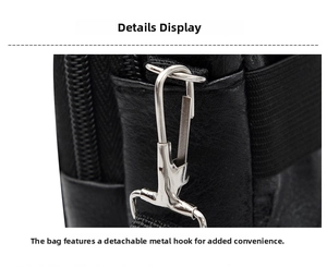 Détail du crochet en métal argenté et de la bandoulière amovible sur sac en cuir noir