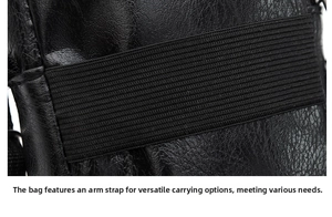 Détail de la texture en similicuir noir et de la bande élastique du sac de sport