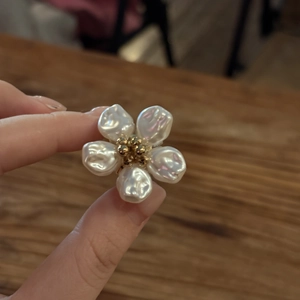 Französischer Vintage Barockperlen Blumenring mit goldenen Staubblättern für Damen