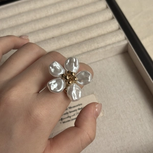 Französischer Vintage Barockperlen-Blumenring mit goldenen Staubblättern für Damen