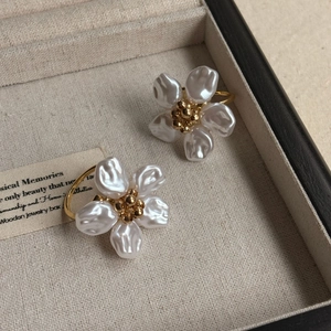 Französischer Retro-Barockperlenring in Blumenform mit goldenen Details und Glanz