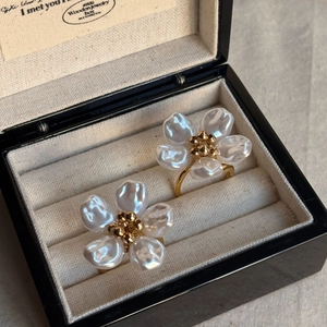 Französischer Vintage Goldring mit Blumen und Barockperlen auf einer edlen Schmuckschatulle