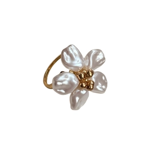 Französischer Vintage-Goldring mit Barockperlen und elegantem Blumendesign