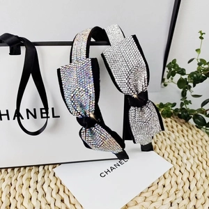 Dettaglio di cerchietti scintillanti in strass con fiocchi su una borsa regalo