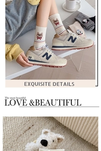Détail de chaussettes blanches en coton avec broderie ours et rayures décoratives