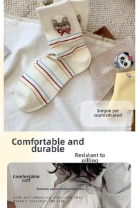 Détail de chaussettes en coton avec broderie ours et panda et bords élastiques rayés