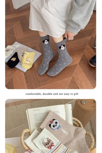 Détail de chaussettes en coton avec écussons d'animaux 3D et broderie panda mignon