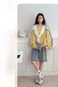 Détail de mode de chaussettes blanches à motif d'ours avec un sweat jaune et short