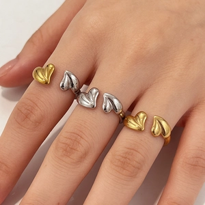 Ensemble de trois bagues ouvertes en forme de cœur poli en finitions or et argent