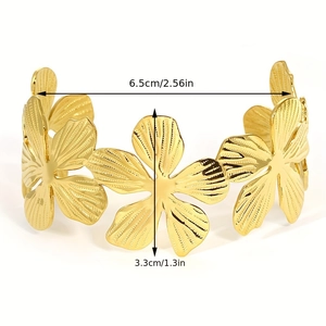 Detailed view of golden flower open bangle with 6.5cm diameter and 3.3cm width dimensions