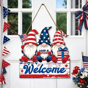 Decorazione gnomi USA con scritte Welcome appesa su una porta bianca per festa