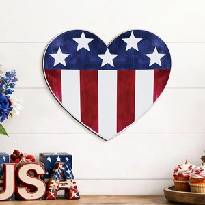Dettaglio decorazione a cuore in legno con bandiera USA su parete per Independence Day