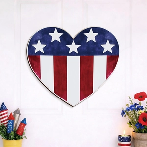 Dettaglio decorazione murale in legno a forma di cuore con motivo a stelle e strisce
