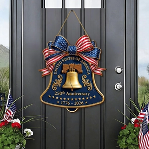 Dettaglio targa 250° anniversario USA con fiocco a stelle e strisce su una porta grigia