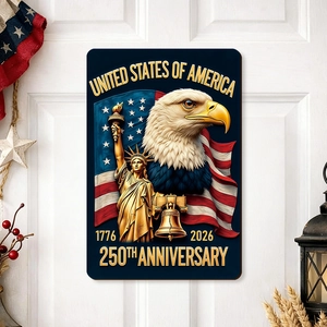 Dettaglio targa 250° anniversario USA con aquila e bandiera su porta in legno bianco