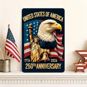 Dettaglio targa 250° anniversario USA con aquila e bandiera su camino bianco