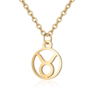 Détail macro d'un pendentif Taureau doré avec cadre circulaire poli et chaîne à maillons