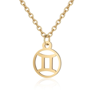 Détail du collier pendentif Gémeaux doré avec finition polie et design ajouré élégant