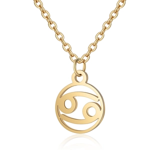 Détail macro du pendentif signe du Cancer doré sur une chaîne classique de collier