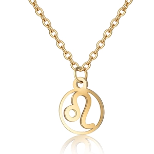Détail macro du collier zodiaque Lion doré avec pendentif circulaire creux et chaîne à maillons