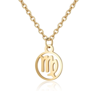 Détail macro du collier zodiaque Vierge doré avec un design géométrique rond évidé