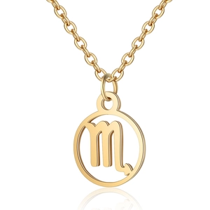 Gros plan détaillé du collier zodiaque Scorpion doré avec un pendentif circulaire poli