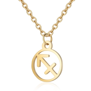 Gros plan du pendentif Sagittaire en or 18 carats avec chaîne à maillons polie