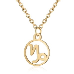 Gros plan détaillé d'un collier zodiaque Capricorne doré avec pendentif circulaire poli