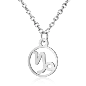 Détail du pendentif zodiaque Capricorne avec design géométrique et chaîne en argent