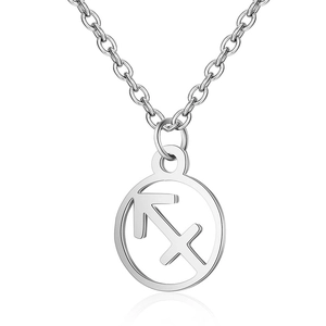Détail macro du pendentif zodiaque Sagittaire en argent avec finition polie